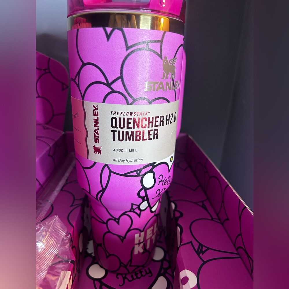 💖NIB Stanley Quencher H2.0 Hello Kitty Pink Tumbler
